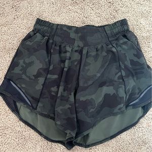 Lululemon Hotty Hot 4in Low Rise shorts. Size 2.